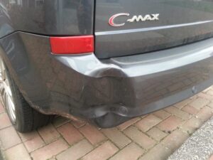 Bumper reparatie. Deuk in grijze Ford C-Max achter bumper.