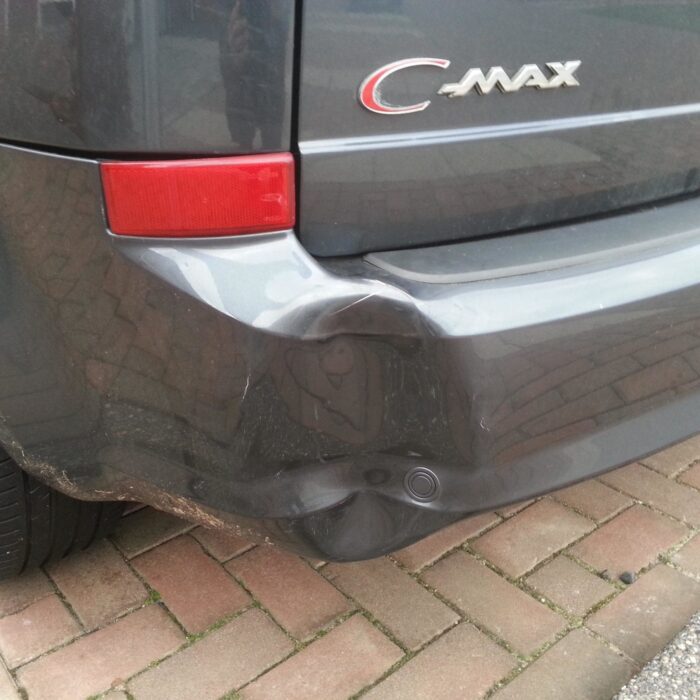 Bumper reparatie. Deuk in grijze Ford C-Max achter bumper.