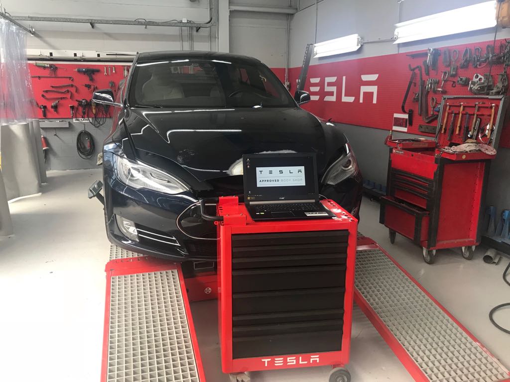 Tesla auto richten, bij ASN Vermaire.